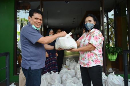 Direktur Pusat Inkubasi Bisnis Syariah Majelis Ulama Indonesia (MUI) M. Azrul Tanjung bagikan paket sembako kepada Warga, Selasa (14/4)